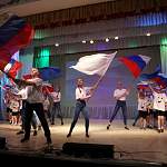 В Старой Руссе ярко отметили День России - совместным пением гимна и танцем в патриотичных очках