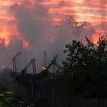 Вечер пятницы в гудящем Пестове завершился сильным пожаром