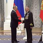 Николай Варухин получил награду из рук Владимира Путина