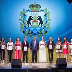 Андрей Никитин поздравил новгородских выпускников, удостоенных медали «За особые успехи в учении»