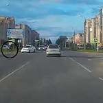 На видео попал момент столкновения велосипедиста с авто у «Ленты» на Псковской