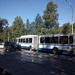 В Великом Новгороде внедорожник не поделил дорогу с автобусом