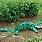 Новое украшение усадьбы от умельцев из Поддорского района - крокодил из покрышки