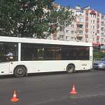 В Великом Новгороде несколько часов стоял автобус ТГК-2 после ДТП