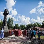 В канун столетия со дня расстрела царской семьи на Новгородчине освятили поклонный крест 