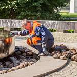 В жаркое лето специалистам Новгородского водоканала приходится чаще чистить фонтаны