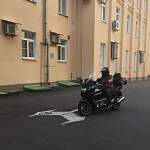 Губернатор Новгородской области приехал на работу на мотоцикле