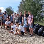 В Боровичах волонтёры убрали мусор за равнодушными жителями Мстинской набережной