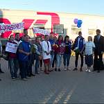 Новгородских участников WorldSkills Russia встретили на вокзале с шарами, цветами и песнями 