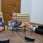 Девятилетняя петербурженка протестирует бионический протез новгородских разработчиков