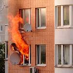 В Великом Новгороде пожарные спасли пять человек из горящей квартиры