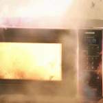 В Великом Новгороде загоревшаяся микроволновка стала причиной копчения кухни