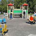 Нетерпеливые новгородцы сорвали заграждение на новой детской площадке в парке и принялись качаться и крутиться 