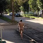 Видео: в центре Великого Новгорода разгуливает обнаженный мужчина