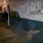 Жильцы дома в Великом Новгороде в панике: второй этаж может рухнуть на первый