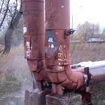 На Торговой стороне Великого Новгорода прорвало теплотрассу и водопровод