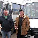Два водителя маленьких автобусов из Боровичей стали большими знатоками ПДД