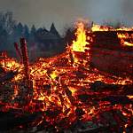 В Крестецком районе массово сжигают дома