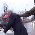 В Великом Новгороде задержали экс-полицейского из Петербурга и его подругу за взятку