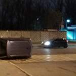 В Петербурге машинка прилегла на бочок прямо на пешеходном переходе 