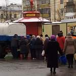 В центре Великого Новгорода жителям раздают воду из цистерны