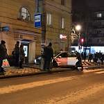 В Великом Новгороде автомобиль вылетел на остановку после столкновения