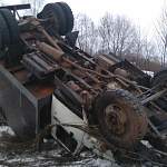 Фото: на трассе в Новгородской области перевернулся грузовик