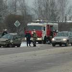 Две легковушки и автобус столкнулись на Лужском шоссе в Великом Новгороде