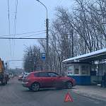 В Великом Новгороде после аварии автомобиль выехал на остановку пассажирского транспорта