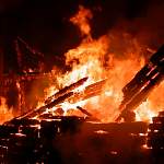 В Пестовском районе горит двухквартирный дом. Погиб человек