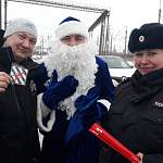 Новгородские водители встретились с Дедом Морозом во время новогоднего патруля