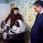 Андрей Никитин и Сергей Бусурин поздравили семью, где родился первый ребенок в этом году в регионе