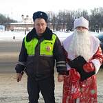 В Новгородской области Дед Мороз и ГИБДД взяли клятву с водителей