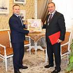 Глава Пскова в рамках форума «Россия и Ганза» подарил Сергею Бусурину картину 