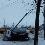 В Великом Новгороде «Рено» вылетел с проезжей части и нарушил работу светофора
