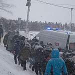 Фото: новгородцы помогли машине скорой помощи забраться на ледяную гору