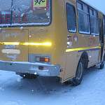 В Новгородской области из-за бревна лесовоза съехал в кювет автобус со школьниками