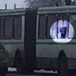 Взрыв колеса новгородского автобуса на яме Колмовского моста повредил салон