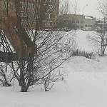 Перепутал? Самосвал вывалил снег в одном из дворов Великого Новгорода
