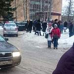 Новгородские школьники идут домой. В областной больнице приостановили плановую госпитализацию