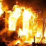 Пожарные десять часов тушили большой частный дом в Шимском районе