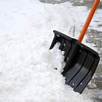 «Горячая линия» по уборке снега в Окуловке поможет «растопить» снежные валы в городе