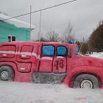 Спасатели Новгородской области сделали пожарную машину из снега