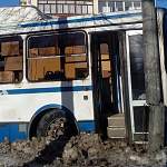 Фотофакт: в Великом Новгороде автобус врезался в столб