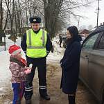 В Боровичах дошкольники «вышли на дорогу» поздравить автоледи с 8 марта