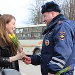 «Всегда бы так»: автоинспекторы поздравили женщин на главной площади Великого Новгорода