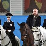 В гостях у сотрудниц конной полиции Владимир Путин открыл секрет женской стройности