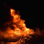 Жители новгородской деревни на Масленицу сожгли старые вещи на кургане