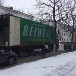 Фотофакт: грузовик обувной компании затруднил движение по главной улице Великого Новгорода