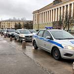 Колонна учебных автомобилей проехала по Великому Новгороду с призывом соблюдать правила движения